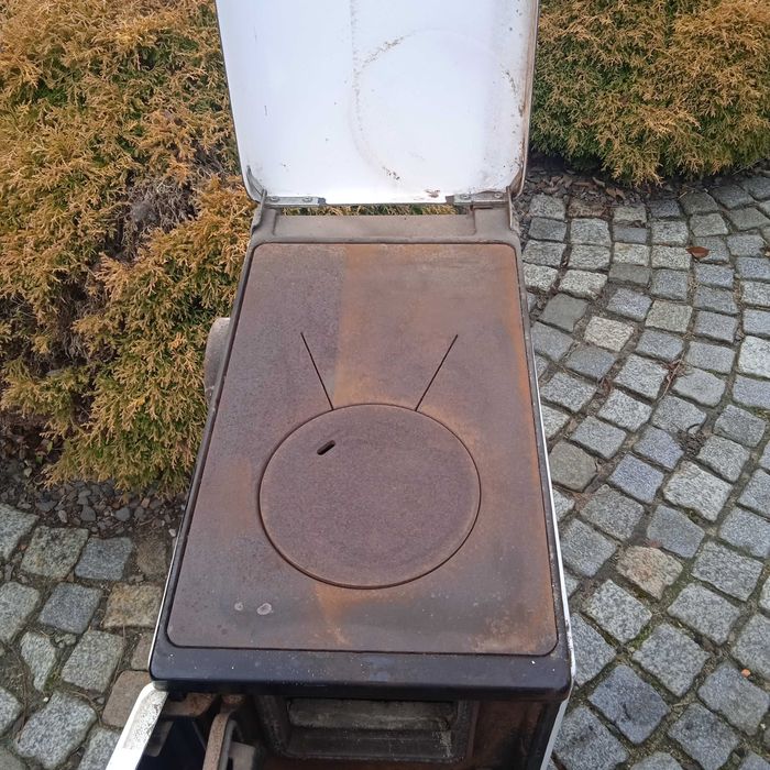 Kominek wolnostojący.