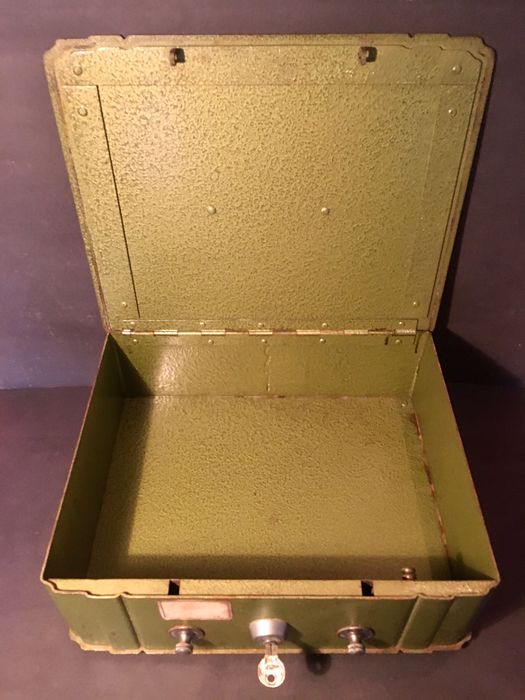 COFRE/FERRO - bom funcionamento - 6,6 Kg - antigo