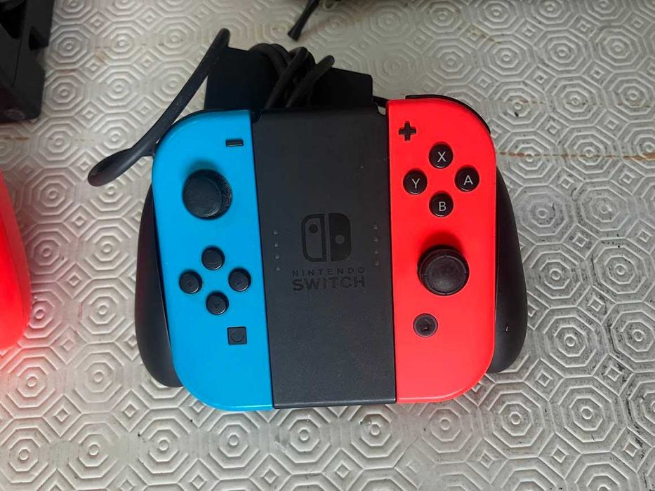 Nintendo Switch1 Completa com comandos extra e caixa de transporte