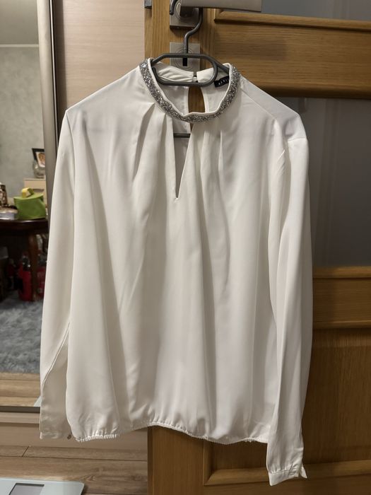 Biała bluzka ze stójką