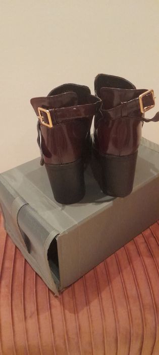 Botas bordeaux em bom estado