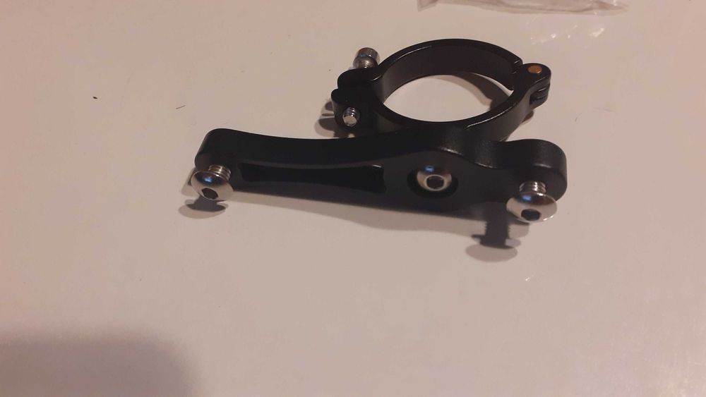 Adapter mocowania koszyka na bidon  do sztycy / kierownicy