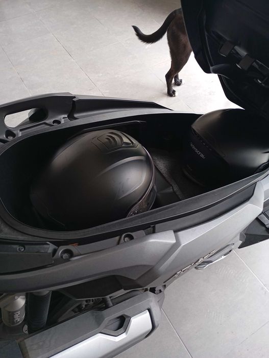 Honda ADV 350c + 2 capacetes + 2 pares de luvas + 2 fatos impermeáveis