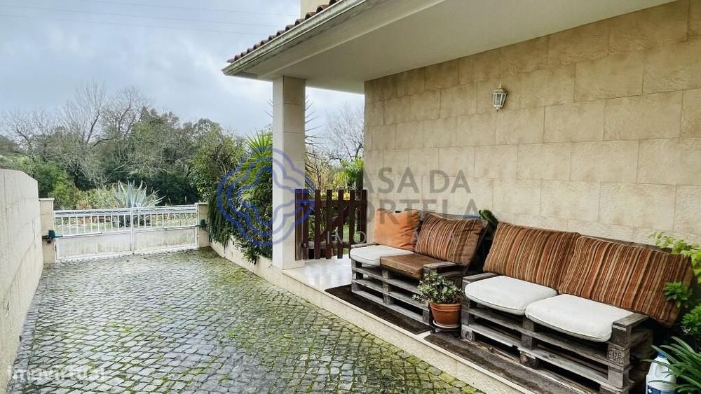 Moradia Geminada de Grandes Dimensões em S. Silvestre com Acabamentos