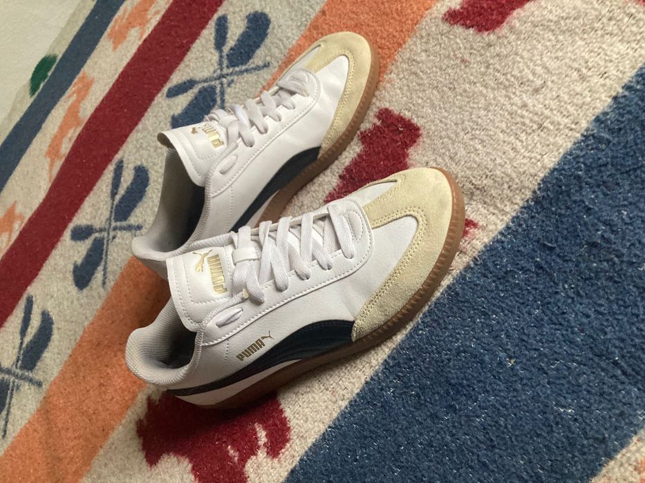 Ténis brancos de marca puma