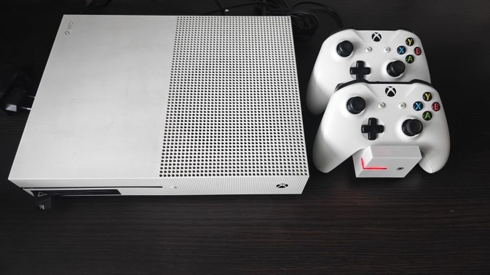 Xbox One S plus dwa kontrolery z stacją dokującą