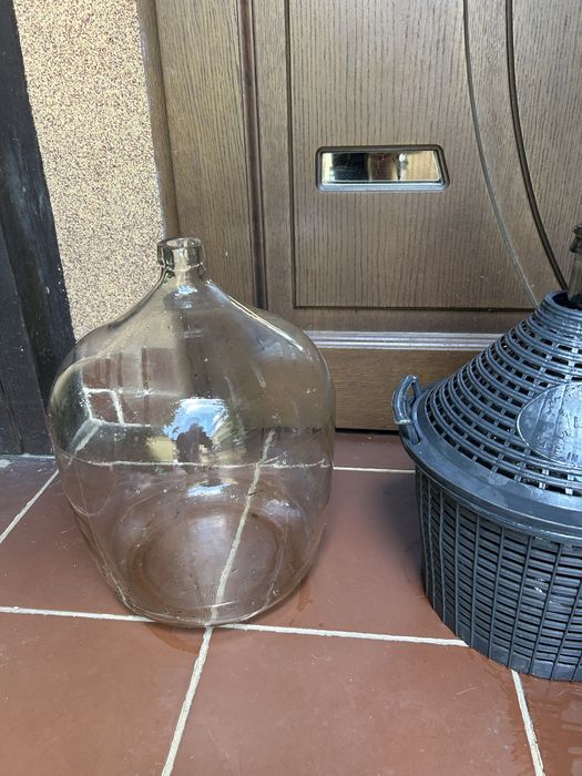 Dwa dymiony gąsiary na wino