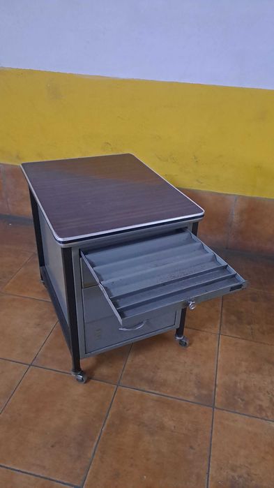 Móvel em chapa para arrumação de equipamentos e ferramentas