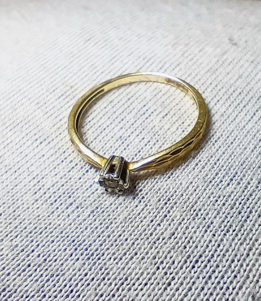 Золота каблучка з діамантом