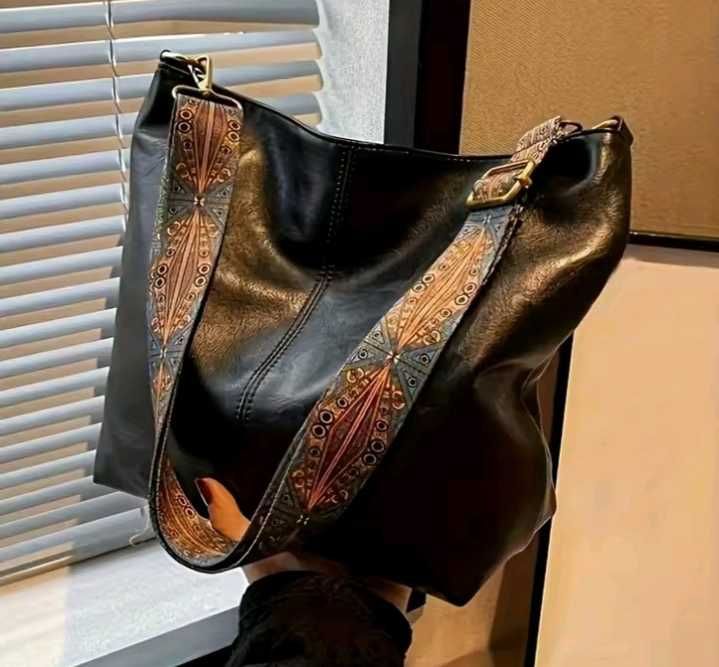 Czarna torba na ramie w stylu boho