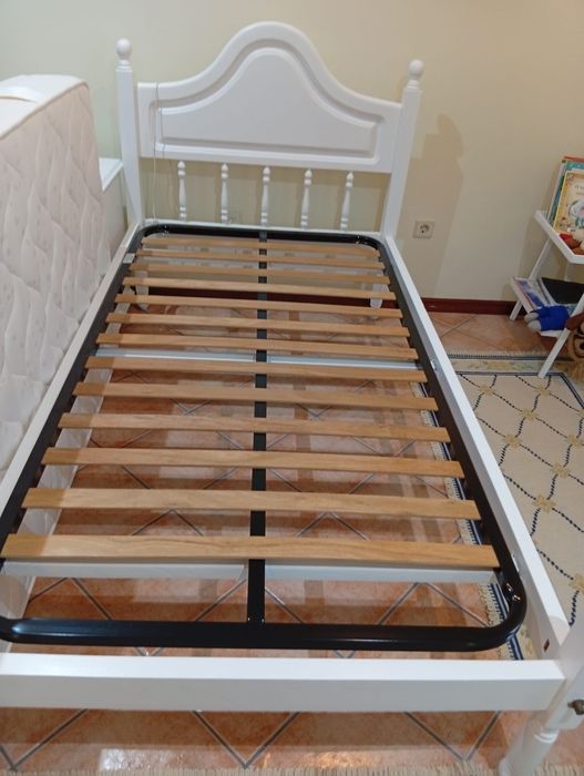 Cama 90x200 e mesa de cabeceira