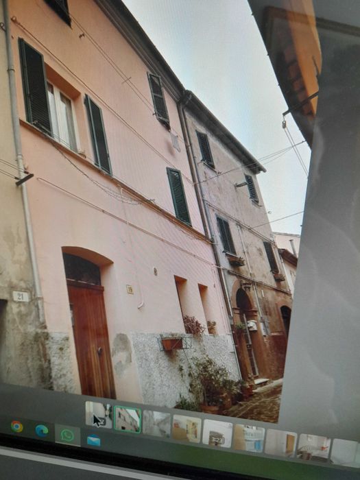 casa indipendente tre piani a fabriano italia