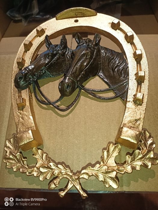 Mas que maravilhosa é esta ferradura com cabeças de cavalos