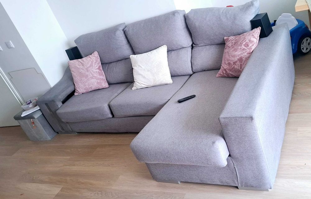Vendo lindo sofá chaise long sem rasgos com baú de arrumação