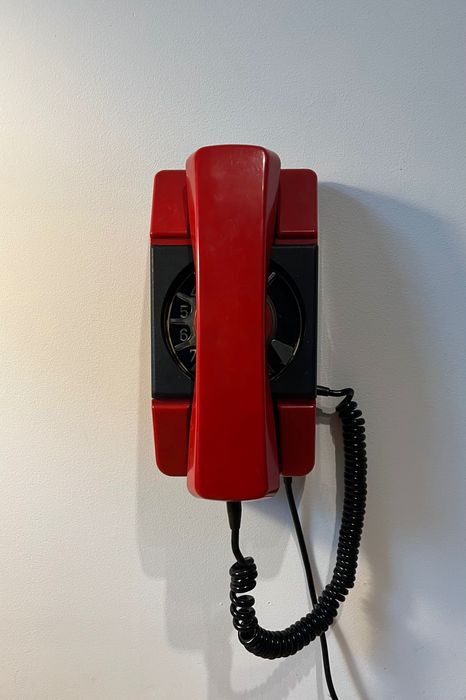 Zabytkowy telefon stacjonarny z PRL-u TELKOM RWT BRATEK A-272 T9/J-262-088 PRL czerwony