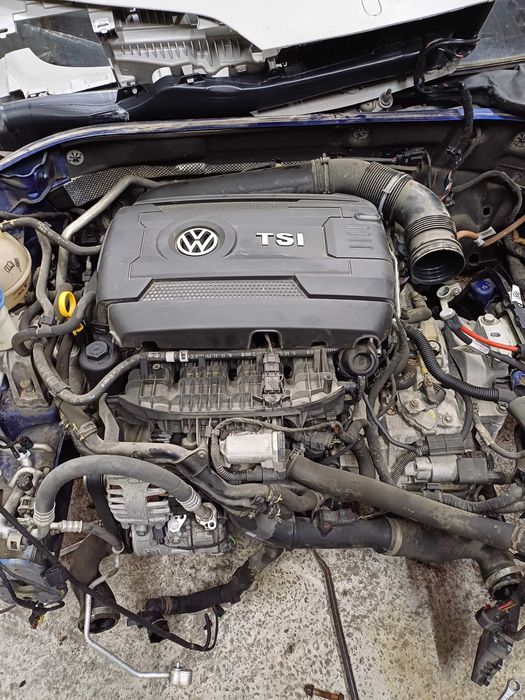 Декоративна кришка двигуна Volkswagen Passat 1.8 TSI 11-19 рік.