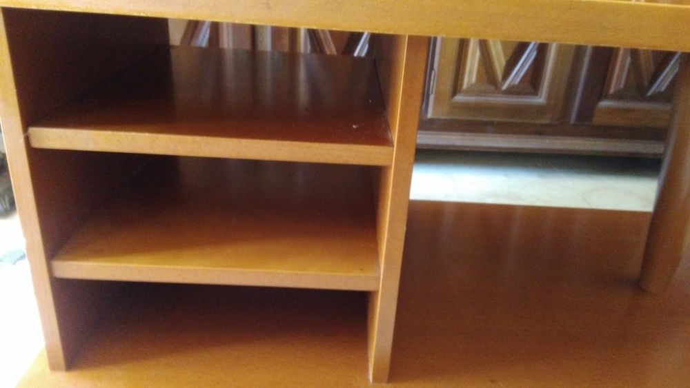 Mesa de centro com tampo em vidro