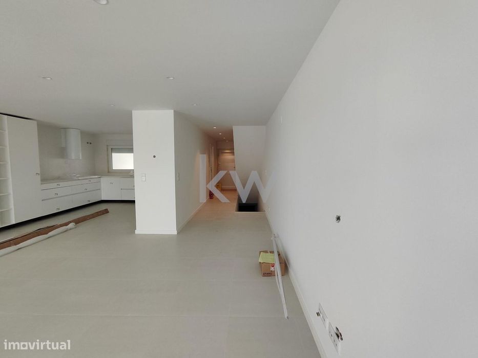 Moradia T3 nova com logradouro e garagem