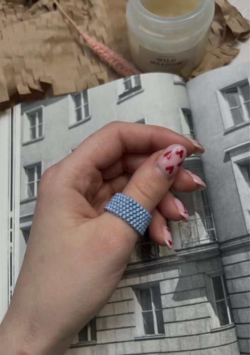 Pierścionek pleciony z koralików na nici