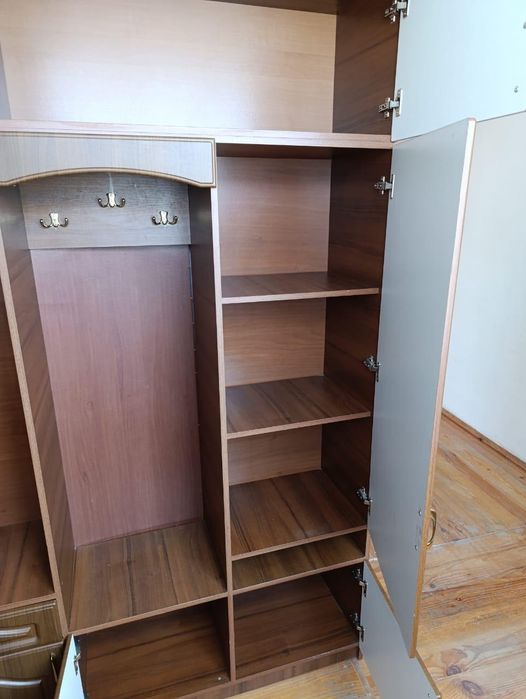 Меблі б, у . Прихожа в коридор