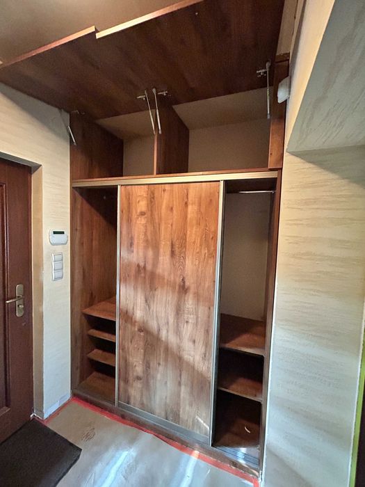Szafa z drzwiami przesuwnymi i  lustrem do zabudowy
