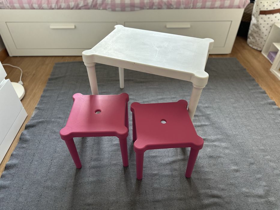 Mesa e cadeiras de criança (Ikea)