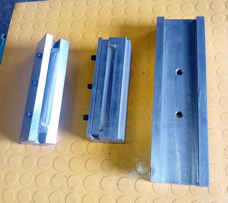 Ferramenta para abrir rasgos em chapas.  Grelhas de verificação