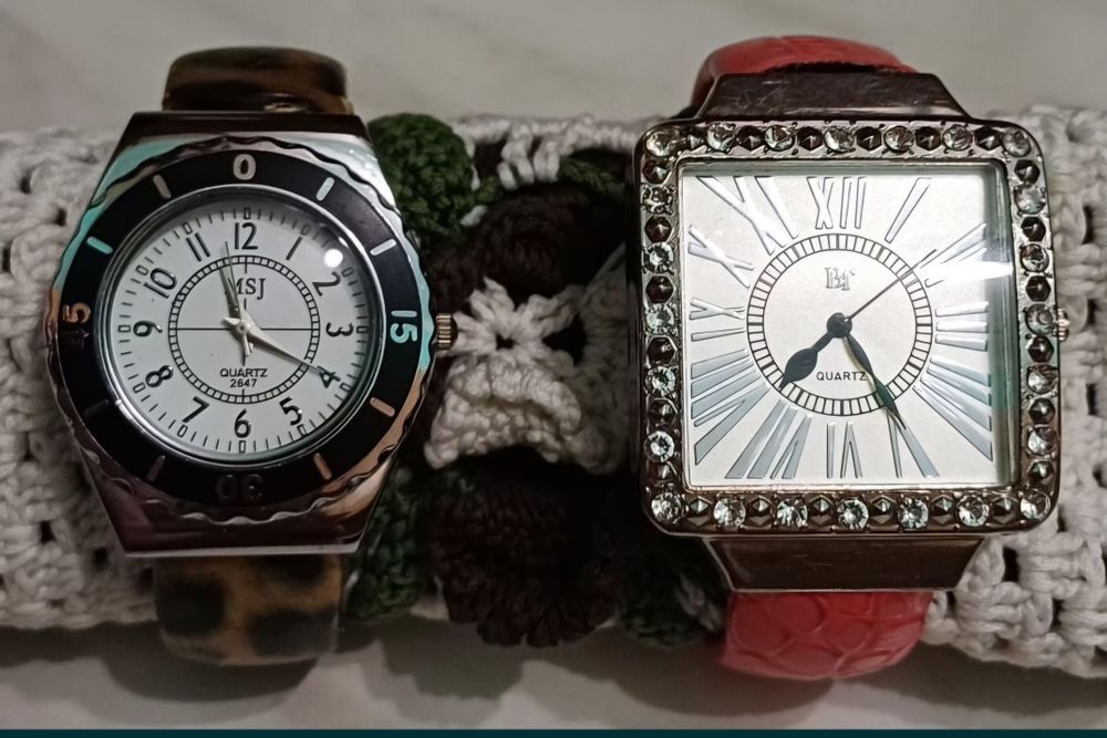 Двое женских наручных часов. 
Описание часов
Квадратные часы (слева):