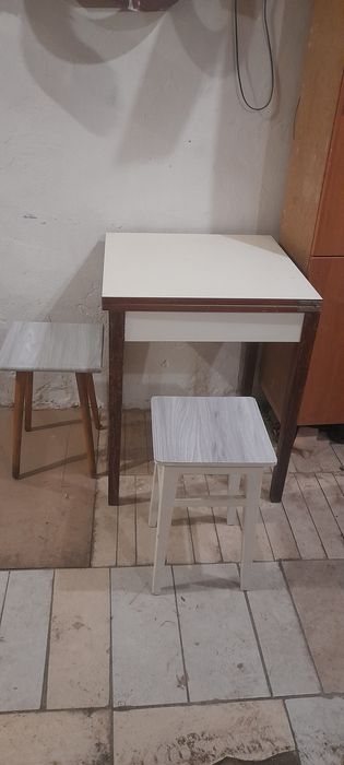 Продаю кухон.стол +2табурета