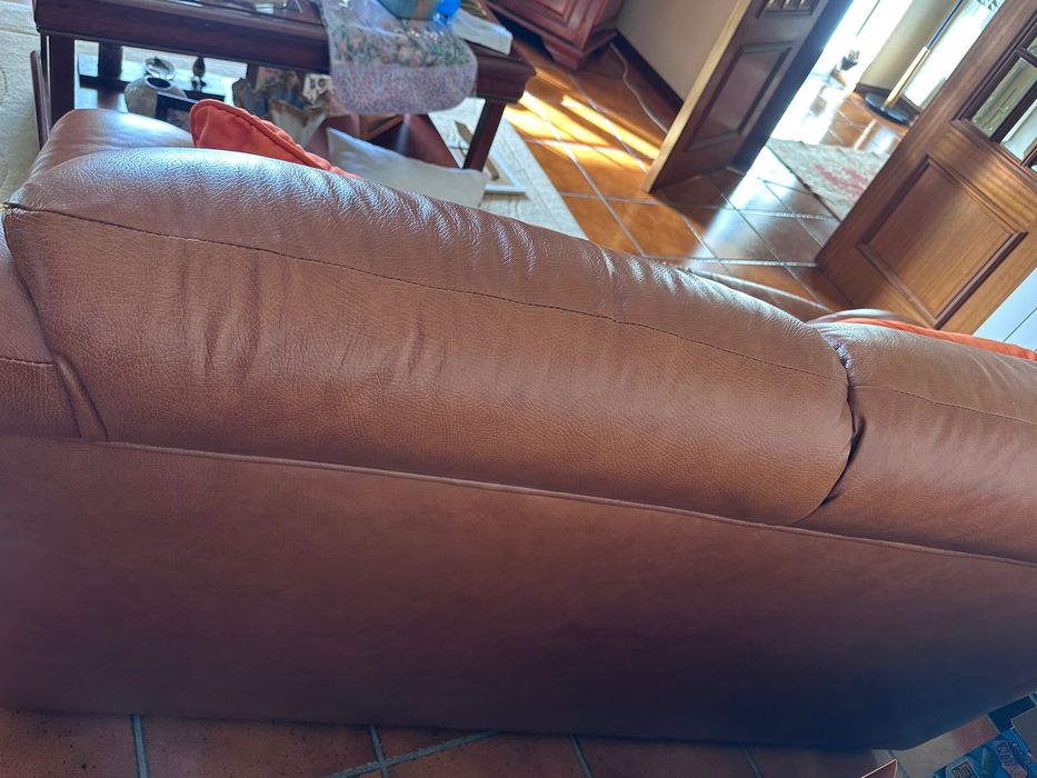 Conjunto de 2 sofás castanhos de 2 lugares em excelente condição