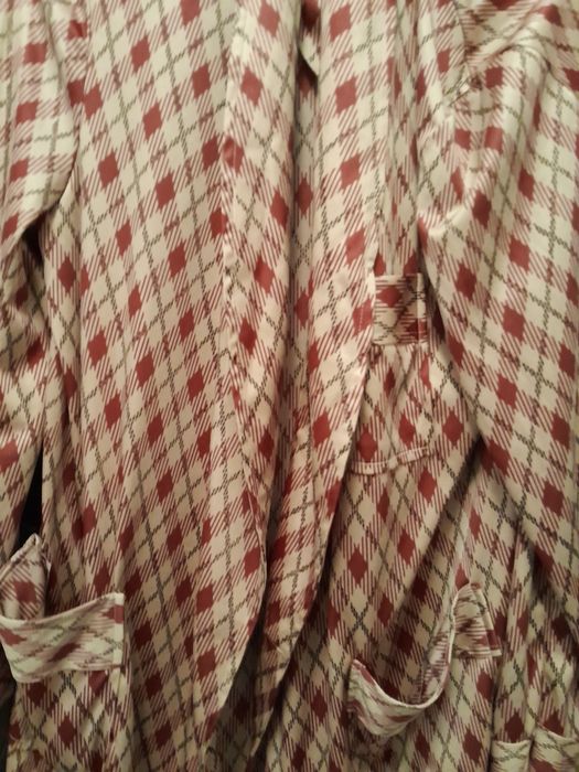 Roupão em cetim, tons vermelho e dourado