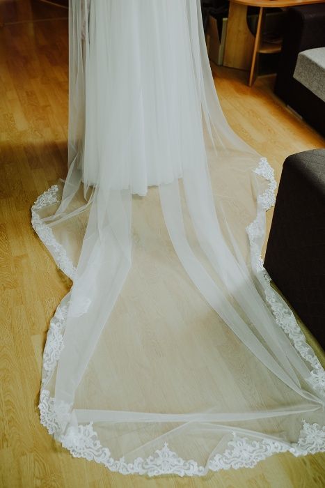 Lekka i zwiewna suknia ślubna (38/40)