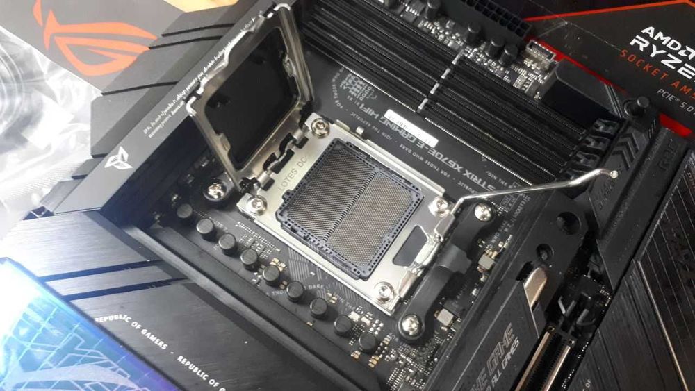 Материнська плата Asus ROG Strix X670E-E Gaming WiFi