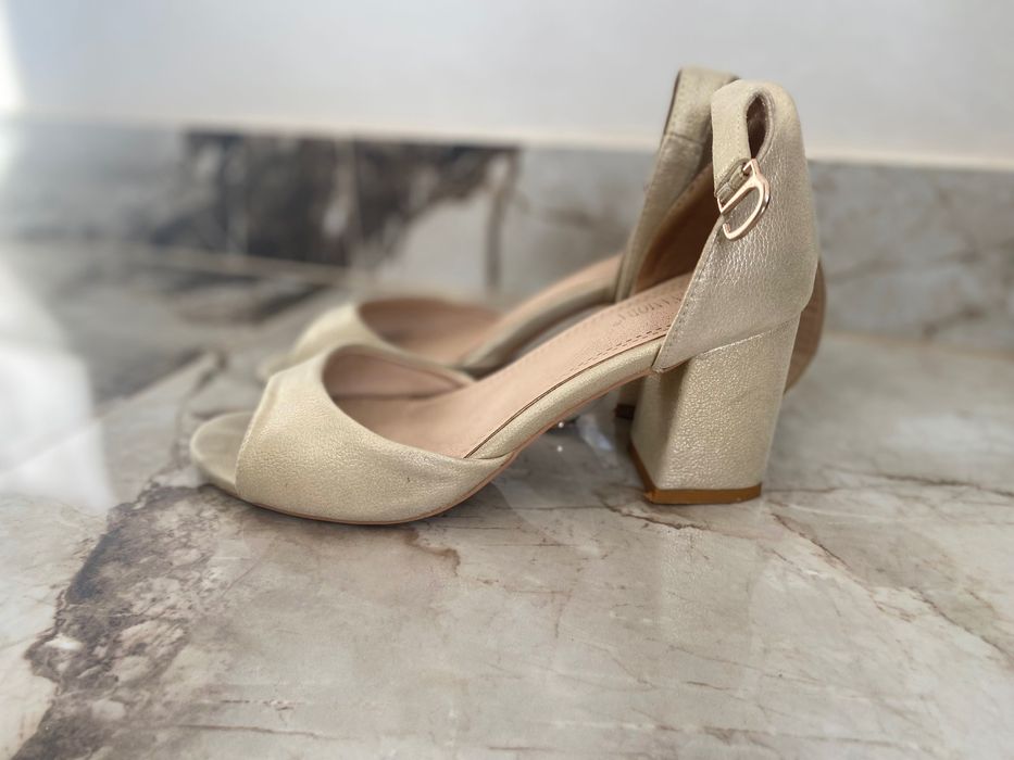 Босоніжки золоті 38 розмір