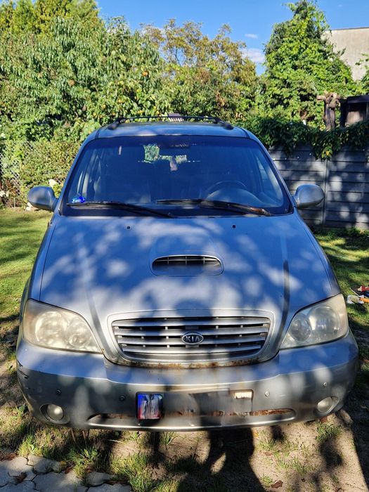 Kia Carnival van