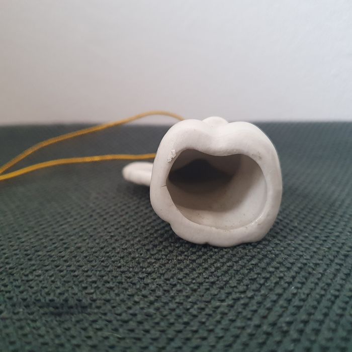 Ceramiczny aniołek z trąbką