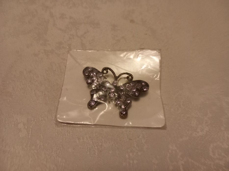Przypinka fioletowy metalowy motyl