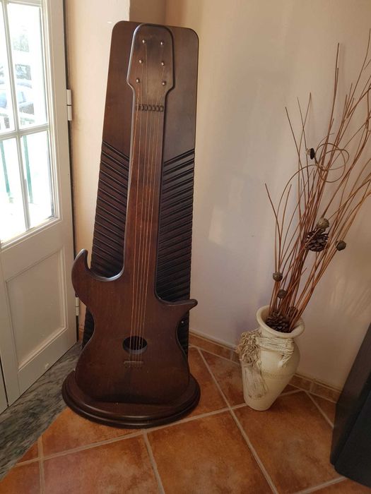 Guitarra para CDs em carvalho escurecido