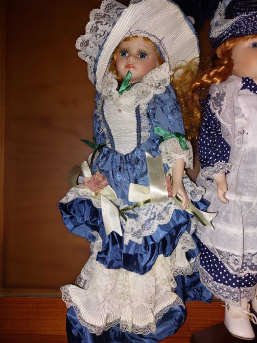 2 bonecas de porcelana com suporte