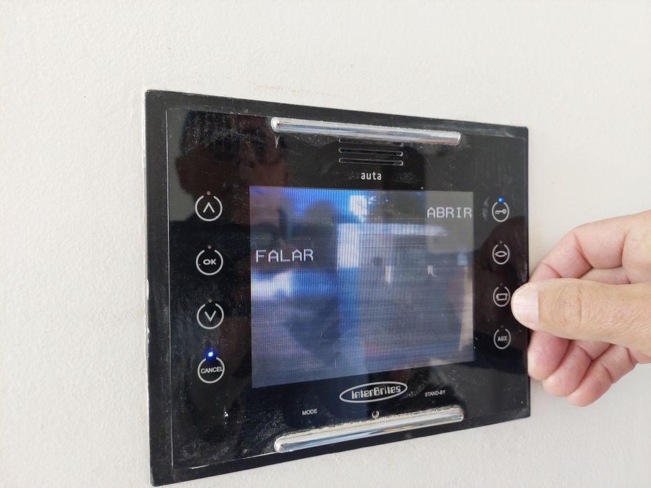 Videoporteiro em aço com 2 monitores