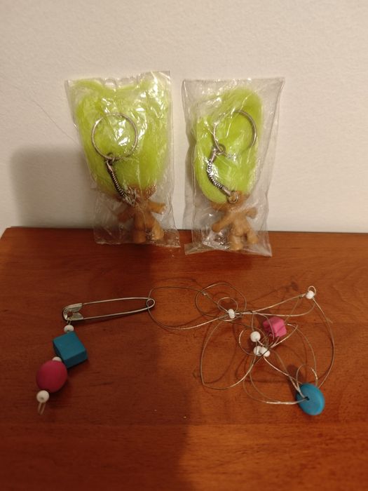 Pack Vintage: 2 Bonecos Troll com Cabelo Verde (Novos/Selados) + Alfinete de Peito Artesanal Anos 90 (Novo)