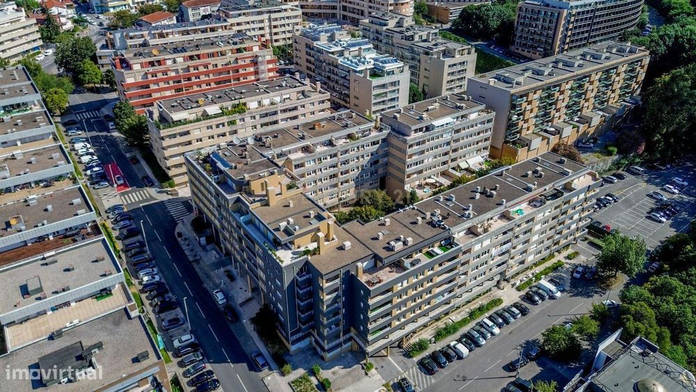 T2 Renovado na Costa em Guimarães com Vista para Penha e Garagem fecha