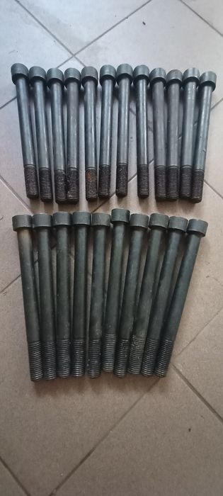Śruby kute tfardosć 8.8 22szt