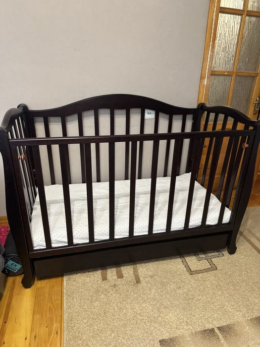 Дитяче ліжечко з натурального дерева коричневе