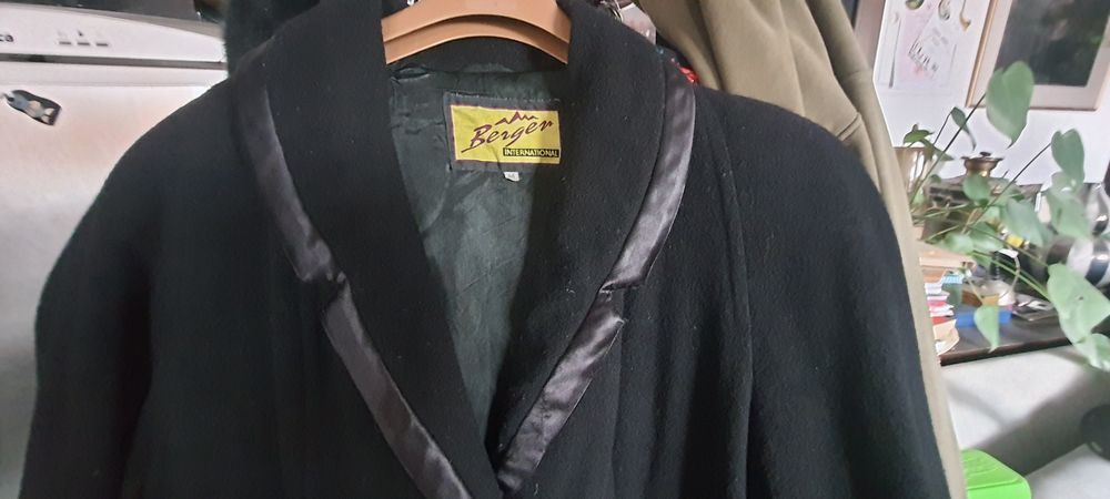 Czarny wełniany płaszcz 48/50 marki Berger z szalowym kołnierzem 48/50