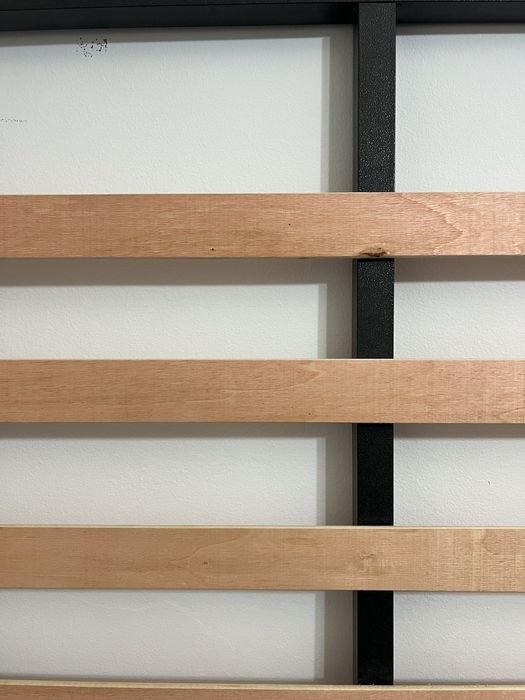 Cama de casal em madeira maciça.