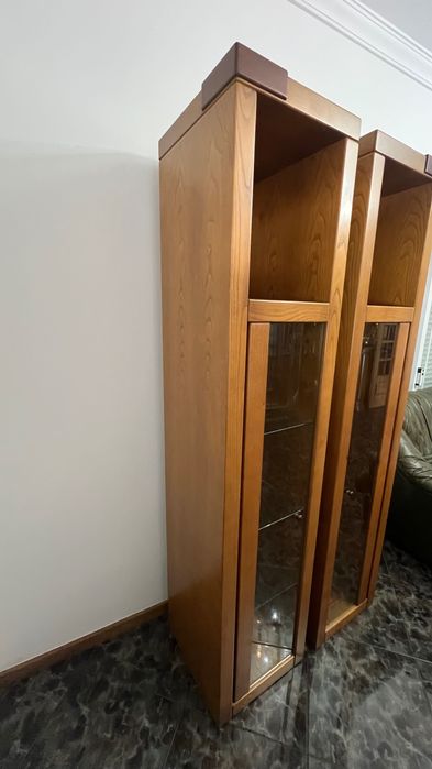 Duas colunas com vidro