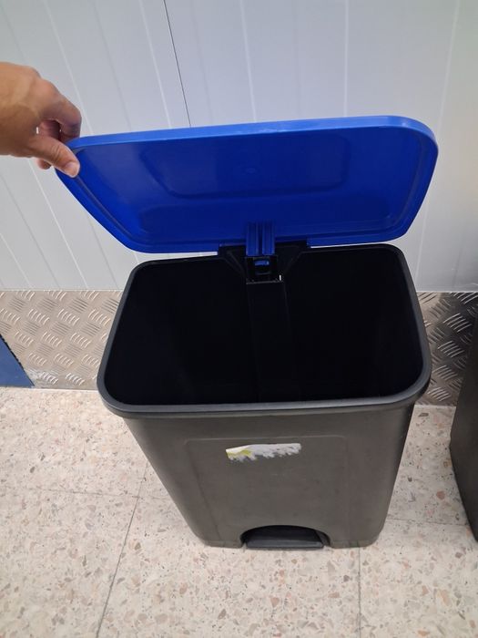 Baldes reciclagem amarela e azul
