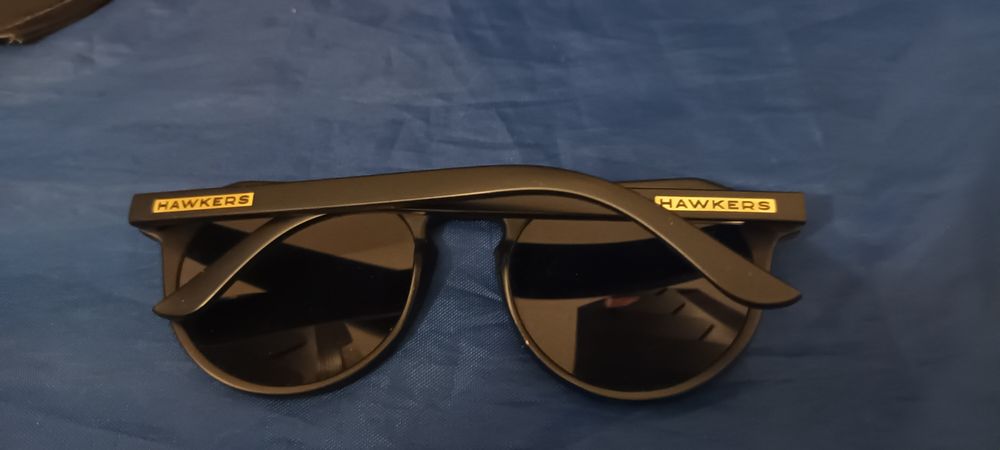 Óculos são do modelo Hawkers Warwick