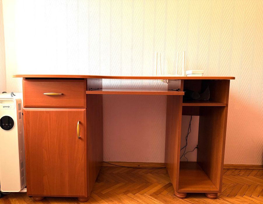 Стіл для роботи за комп'ютером